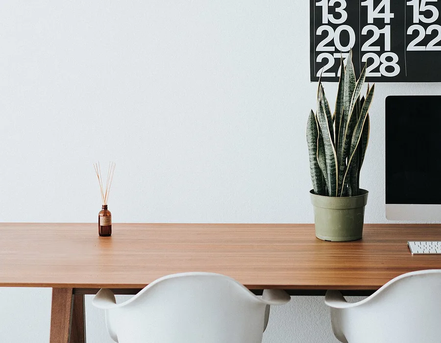 Espacio de trabajo minimalista con computadora, representando un sitio corporativo