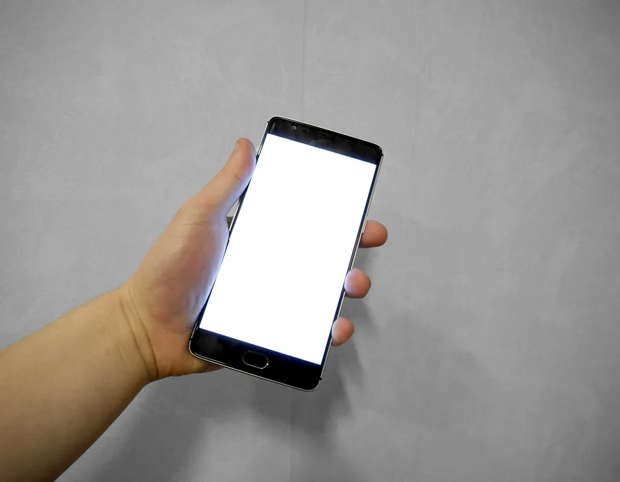 Persona sosteniendo un celular, representando gestión de redes sociales